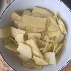 土豆去皮洗净切片