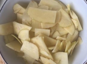 土豆去皮洗净切片