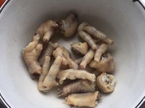 煮熟了以后捞出，换水继续煮，煮到用子就能扎透