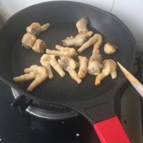 鸡爪用油炒一炒，加入酱汁，煮干了就可以了
