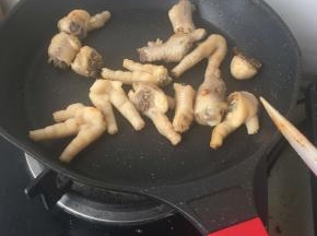 鸡爪用油炒一炒，加入酱汁，煮干了就可以了