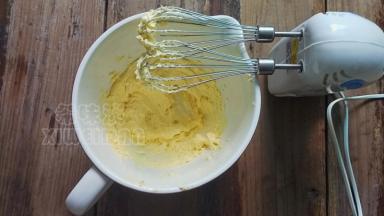 黄油室温下软化，用电动打蛋器打至少顺滑