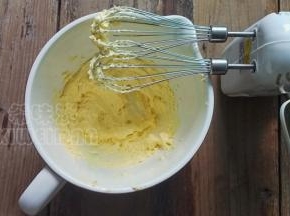 黄油室温下软化，用电动打蛋器打至少顺滑
