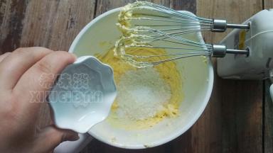 加入糖粉和盐混合好再打发至发白蓬松