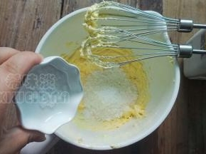 加入糖粉和盐混合好再打发至发白蓬松