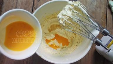 全蛋液分3次加入，每次打至蛋液被吸收