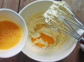 全蛋液分3次加入，每次打至蛋液被吸收