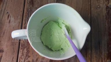 斑斓香精滴入黄油糊里，用打蛋器混合均匀