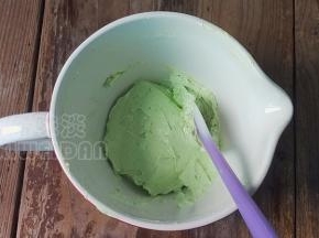 斑斓香精滴入黄油糊里，用打蛋器混合均匀