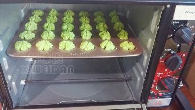 烤箱预热好放入模具，上下火 180度 15分钟 中层，烤好后晾凉