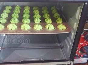 烤箱预热好放入模具，上下火 180度 15分钟 中层，烤好后晾凉