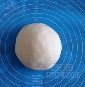 面粉过筛下，面粉中间挖个洞打入鸡蛋，加盐和下，再慢慢开始加水
揉成一个大面团，表面光滑，盖上保鲜膜松弛30分钟。