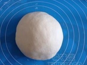 面粉过筛下，面粉中间挖个洞打入鸡蛋，加盐和下，再慢慢开始加水
揉成一个大面团，表面光滑，盖上保鲜膜松弛30分钟。