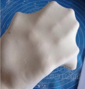 拿起来用手撑开看看厚薄是不是自己喜欢的，如果不够要继续擀平，均匀