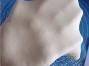 拿起来用手撑开看看厚薄是不是自己喜欢的，如果不够要继续擀平，均匀