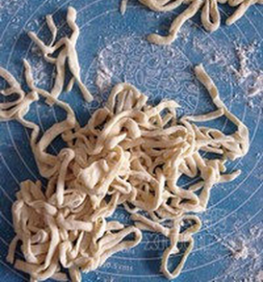 面片三等份对折，用刀切成细丝，再洒少许面粉抖开（防止粘连）即可