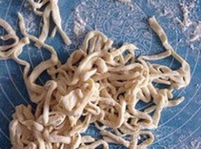 面片三等份对折，用刀切成细丝，再洒少许面粉抖开（防止粘连）即可