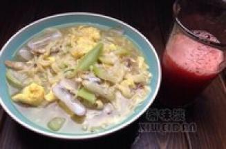 然后根据自己口味自己加工一碗心意满满的鸡蛋面