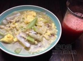 然后根据自己口味自己加工一碗心意满满的鸡蛋面