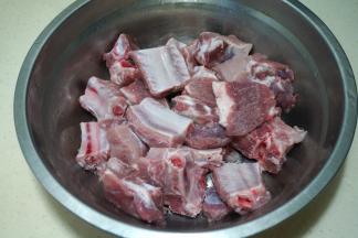 排骨剁小块，洗去骨头残渣