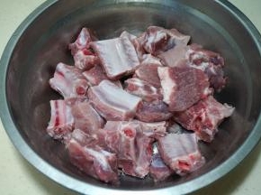 排骨剁小块，洗去骨头残渣