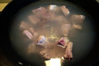 入温水锅中煮开一分钟，从滚开的地方捞出来，可不用再冲洗