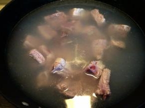 入温水锅中煮开一分钟，从滚开的地方捞出来，可不用再冲洗