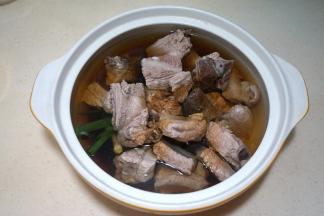 焯过水的排骨看着多爽利，入锅中，加足够量的热水，再倒少许酱油调色，不用放料酒呵