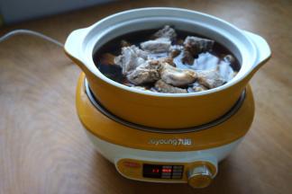 我用的是电炖锅，将锅子坐在上面，选择“老火汤”，时间默认4小时，可以根据自己的口感来提前完成；对噢，得盖上盖子焖，慢慢煲着。没有电炖锅可以放在明火上，小火慢慢煲着