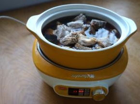 我用的是电炖锅，将锅子坐在上面，选择“老火汤”，时间默认4小时，可以根据自己的口感来提前完成；对噢，得盖上盖子焖，慢慢煲着。没有电炖锅可以放在明火上，小火慢慢煲着