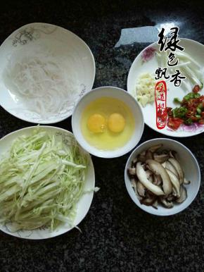 食材大集合：圆白菜切丝，香菇泡发，切条，粉丝泡软，青红椒切圈
