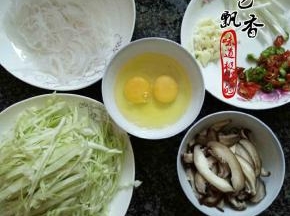食材大集合：圆白菜切丝，香菇泡发，切条，粉丝泡软，青红椒切圈
