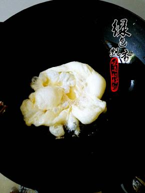 倒入蛋液，炒熟捞出