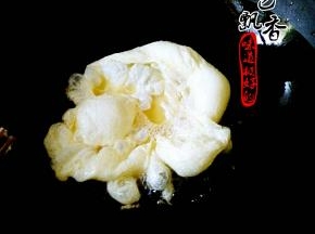 倒入蛋液，炒熟捞出