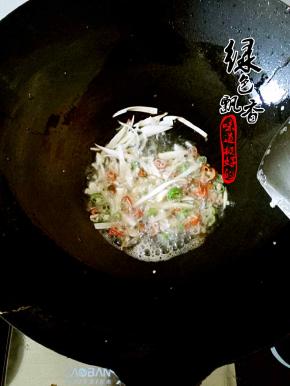 放入葱姜蒜，青红椒圈，煸香