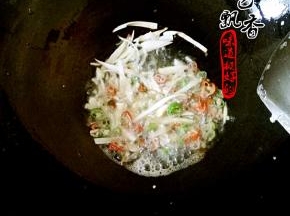 放入葱姜蒜，青红椒圈，煸香