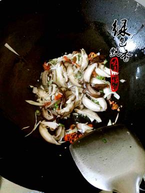 放入香菇，煸炒，加入五香粉少许