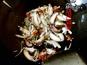 放入香菇，煸炒，加入五香粉少许