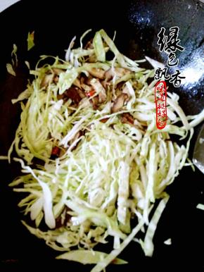 倒入圆白菜丝，翻炒