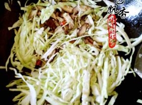 倒入圆白菜丝，翻炒