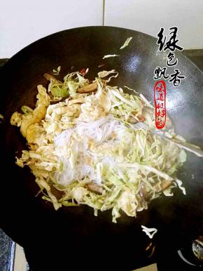 倒入粉丝和鸡蛋，加盐，生抽，老抽，鸡精，少许醋，翻炒