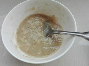 用勺子碾成泥