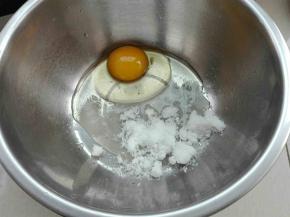 蛋液，糖，盐混合