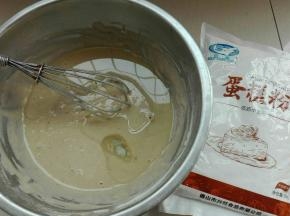 倒入玉米油，搅拌均匀，放入冰箱冷藏1个小时