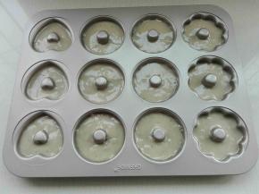 均匀挤入到模具中，约八分满