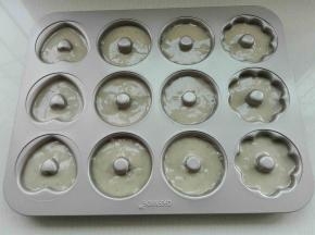 均匀挤入到模具中，约八分满
