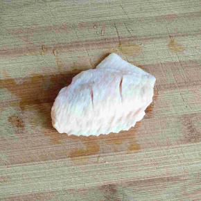 鸡翅洗净沥水，用刀在两面各划2刀，方便入味。