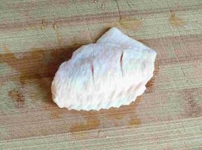 鸡翅洗净沥水，用刀在两面各划2刀，方便入味。