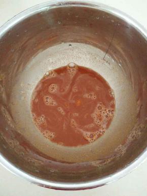 把奥尔良烤料倒入碗中，加清水(一比一)拌匀。