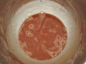 把奥尔良烤料倒入碗中，加清水(一比一)拌匀。